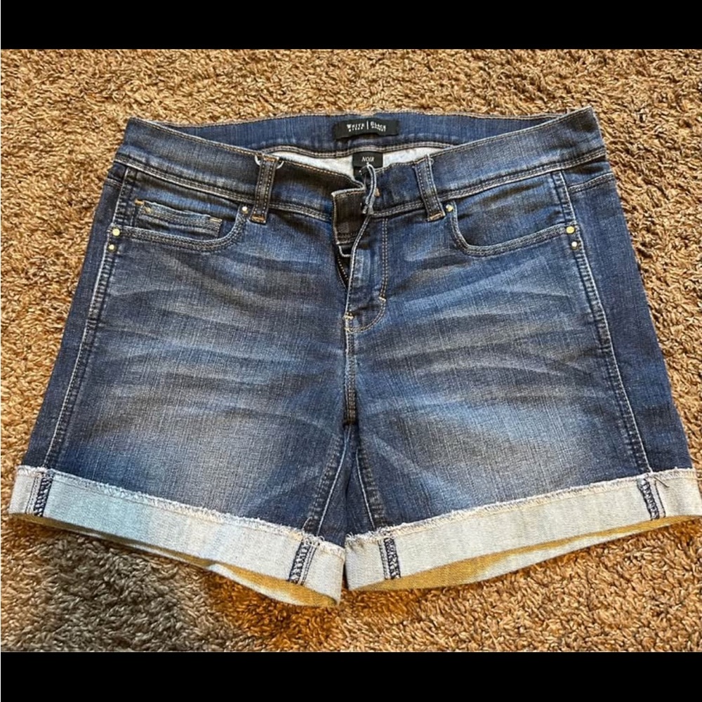 ✨White House Black Market Blue Jean Shorts Size 4✨